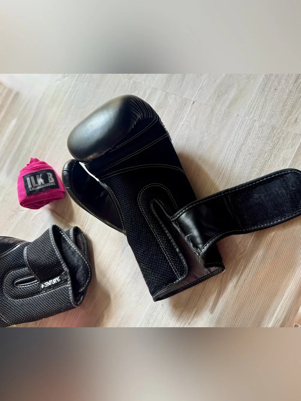 🥊 Black Kickboxing Gloves with Pink Hand Wraps - One Size